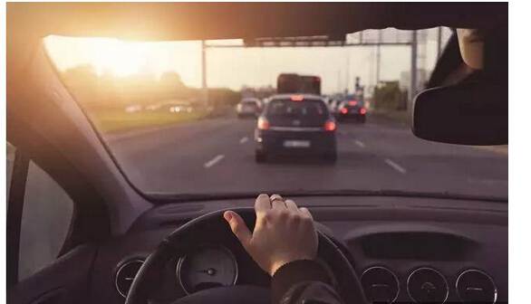 假如你開車時爆胎了，你知道該怎么打方向盤嗎？多學點 沒壞處！