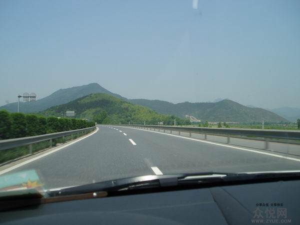 高速上前方出現(xiàn)一塊石頭，你會怎么做？