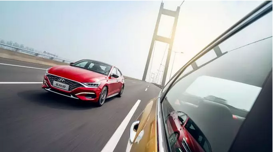 【安全駕駛】冬季開(kāi)窗除霧冷颼颼，車(chē)窗起霧如何破？